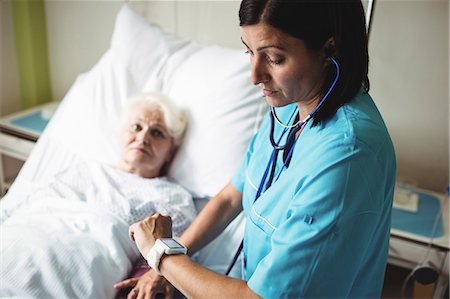 simsearch:6109-08830542,k - Nurse checking blood pressure of senior patient in hospital Photographie de stock - Premium Libres de Droits, Code: 6109-08720243