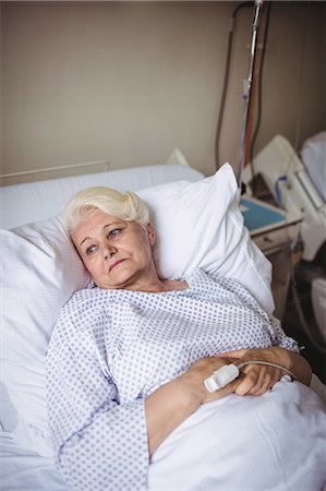 Thoughtful senior woman on a bed in hospital Photographie de stock - Premium Libres de Droits, Code: 6109-08720258