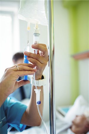 simsearch:6109-08720241,k - Hands of nurse injecting medicine in infusion in hospital Stock Photo - Premium Royalty-Free, Code: 6109-08720277