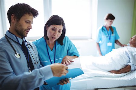 Male doctor and nurse interacting over a report in hospital Stockbilder - Premium RF Lizenzfrei, Bildnummer: 6109-08720221