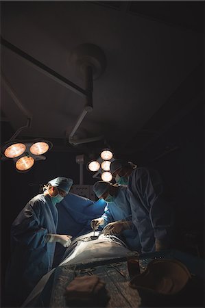 Surgeons performing operation in operation room at the hospital Photographie de stock - Premium Libres de Droits, Code: 6109-08720347