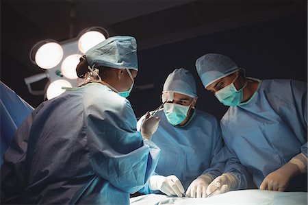 Surgeons performing operation in operation room at the hospital Photographie de stock - Premium Libres de Droits, Code: 6109-08720352