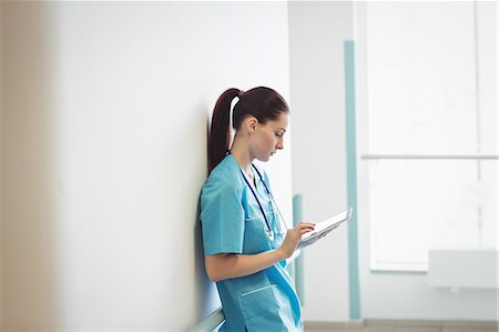simsearch:6109-08804401,k - Nurse using digital tablet at the hospital Stockbilder - Premium RF Lizenzfrei, Bildnummer: 6109-08720369