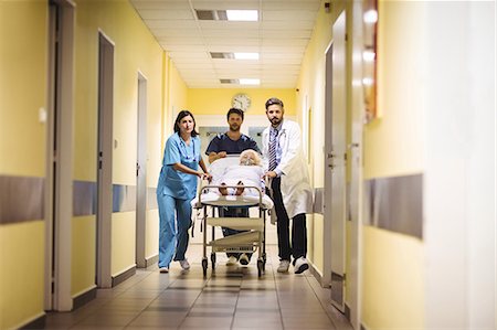 pousser (appuyer) - Doctor and nurse pushing a senior patient on stretcher in hospital corridor Photographie de stock - Premium Libres de Droits, Code: 6109-08720332