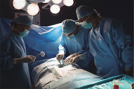 Surgeons performing operation in operation room at the hospital Stock Photo - Premium Royalty-Free, Code: 6109-08720339