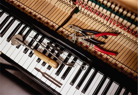 piano - Close-up of repairing tools kept on old piano keyboard Photographie de stock - Premium Libres de Droits, Code: 6109-08720457