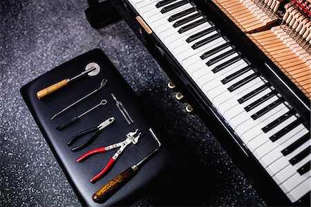 piano - Close-up of repairing tools and old piano keyboard Photographie de stock - Premium Libres de Droits, Code: 6109-08720462