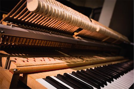 Close-up of old piano keyboard at workshop Photographie de stock - Premium Libres de Droits, Code: 6109-08720469