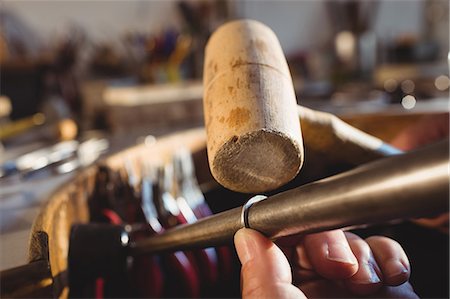 Close-up of goldsmith preparing ring in workshop Photographie de stock - Premium Libres de Droits, Code: 6109-08720406