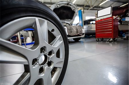 suspend - Close-up of car wheel at the repair garage Photographie de stock - Premium Libres de Droits, Code: 6109-08722469