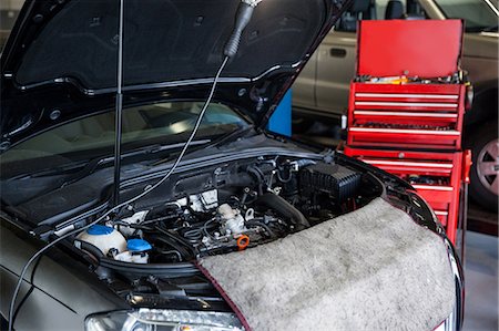 simsearch:6102-04929411,k - Cars with open hood for servicing at repair garage Stockbilder - Premium RF Lizenzfrei, Bildnummer: 6109-08722483