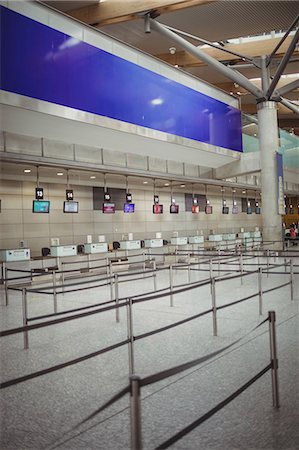 simsearch:614-08872050,k - Empty check-in counters in airport terminal Photographie de stock - Premium Libres de Droits, Code: 6109-08722574