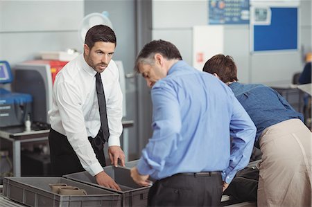 simsearch:6109-08722675,k - Passengers in security check at airport Fotografie stock - Premium Royalty-Free, Codice: 6109-08722589