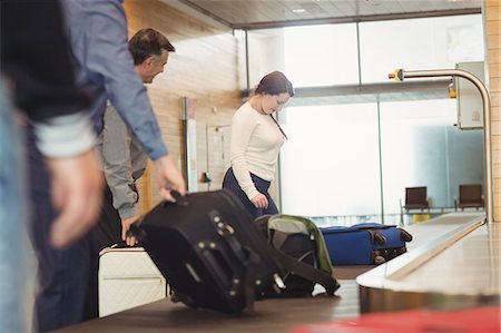 People waiting for luggage in baggage claim area at airport Stockbilder - Premium RF Lizenzfrei, Bildnummer: 6109-08722659