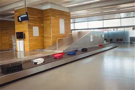 Luggage on the baggage carousel at airport terminal Stockbilder - Premium RF Lizenzfrei, Bildnummer: 6109-08722667