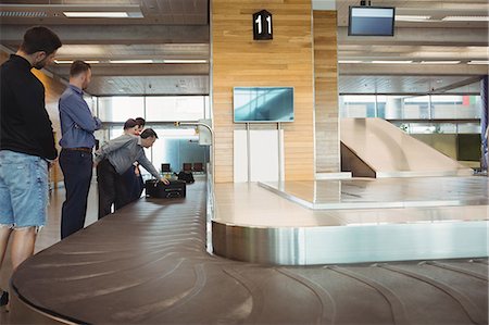 People waiting for luggage in baggage claim area at airport Stockbilder - Premium RF Lizenzfrei, Bildnummer: 6109-08722665