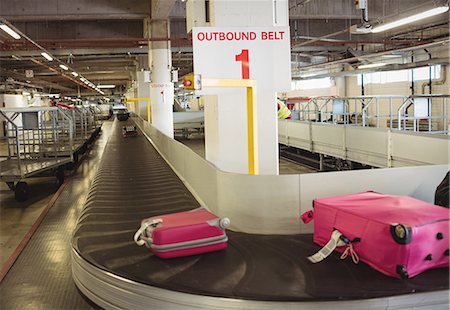 simsearch:6109-08722669,k - Luggage on the baggage carousel at airport terminal Photographie de stock - Premium Libres de Droits, Code: 6109-08722673