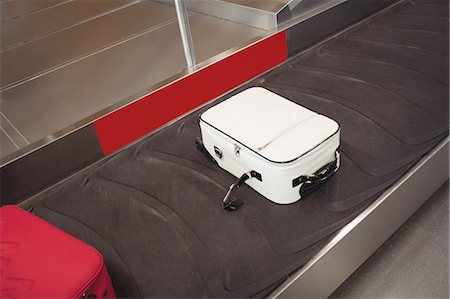simsearch:6109-08722669,k - Luggage on the baggage carousel at airport terminal Photographie de stock - Premium Libres de Droits, Code: 6109-08722671