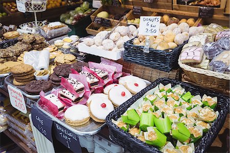 simsearch:6109-08488676,k - Various sweet food on display in supermarket Foto de stock - Sin royalties Premium, Código: 6109-08722771