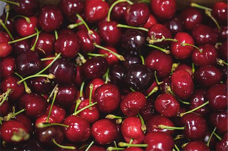 simsearch:6109-08722785,k - Close-up of red cherries in supermarket Foto de stock - Royalty Free Premium, Número: 6109-08722774