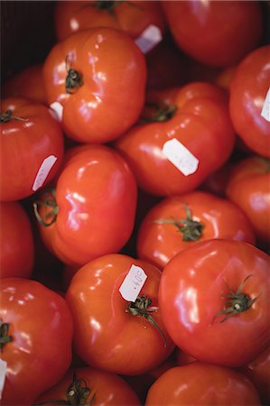 simsearch:6109-08722785,k - Close-up of fresh tomatoes in supermarket Foto de stock - Royalty Free Premium, Número: 6109-08722778