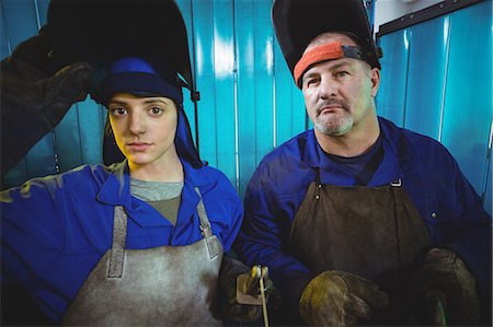 Portrait of male and female welder standing together in workshop Foto de stock - Sin royalties Premium, Código: 6109-08722788