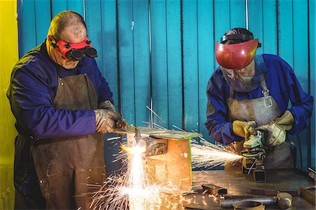simsearch:6109-08722895,k - Male and female welders working together in workshop Foto de stock - Sin royalties Premium, Código: 6109-08722793