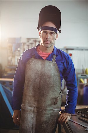 simsearch:6109-08722814,k - Portrait of male welder standing in workshop Foto de stock - Royalty Free Premium, Número: 6109-08722795