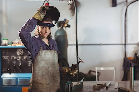 servant (female) - Male welder holding welding torch in workshop Photographie de stock - Premium Libres de Droits, Code: 6109-08722861