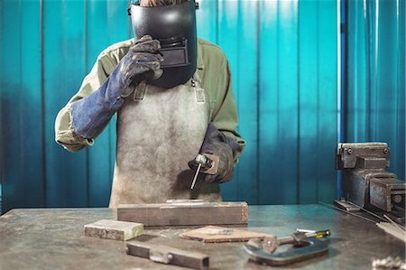 Female welder holding welding arch in workshop Foto de stock - Sin royalties Premium, Código: 6109-08722882