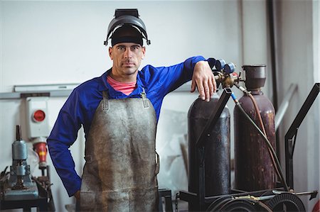 simsearch:6109-08722814,k - Portrait of male welder standing in workshop Foto de stock - Royalty Free Premium, Número: 6109-08722800