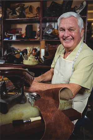 Portrait of shoemaker repairing a shoe in workshop Foto de stock - Sin royalties Premium, Código: 6109-08722997