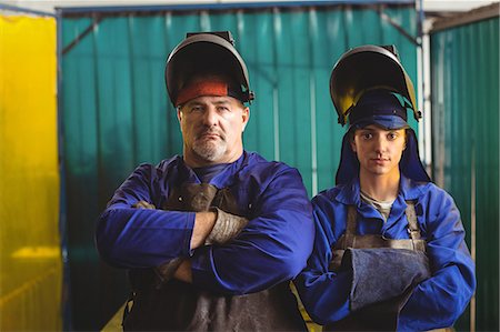 Portrait of male and female welder standing with arms crossed in workshop Photographie de stock - Premium Libres de Droits, Code: 6109-08722906