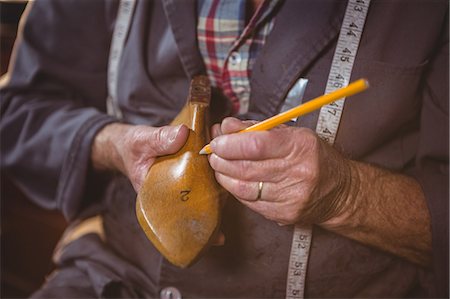 simsearch:700-02912119,k - Shoemaker marking on shoe last with pen in workshop Fotografie stock - Premium Royalty-Free, Codice: 6109-08723016