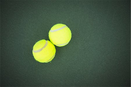 simsearch:6109-08723028,k - Close-up of two tennis balls in the court Photographie de stock - Premium Libres de Droits, Code: 6109-08723029