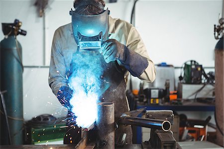 simsearch:6109-08700813,k - Welder welding a metal in workshop Photographie de stock - Premium Libres de Droits, Code: 6109-08739068