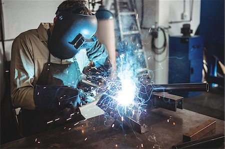 simsearch:6109-08700798,k - Welder welding a metal in workshop Photographie de stock - Premium Libres de Droits, Code: 6109-08739070