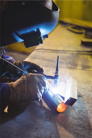 simsearch:6109-08689992,k - Welder welding a metal in workshop Foto de stock - Sin royalties Premium, Código: 6109-08739155