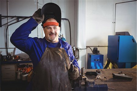 simsearch:6109-08700801,k - Portrait of welder holding welding machine in workshop Photographie de stock - Premium Libres de Droits, Code: 6109-08739163