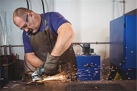 Welder cutting metal with electric tool in workshop Photographie de stock - Premium Libres de Droits, Code: 6109-08739133