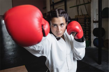 simsearch:6109-08739263,k - Woman in boxing gloves at fitness studio Photographie de stock - Premium Libres de Droits, Code: 6109-08739250
