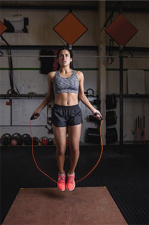 sautiller - Woman exercising with skipping rope in fitness studio Photographie de stock - Premium Libres de Droits, Code: 6109-08739281