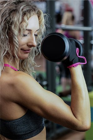 simsearch:696-03400023,k - Beautiful woman lifting dumbbell at gym Stockbilder - Premium RF Lizenzfrei, Bildnummer: 6109-08739470