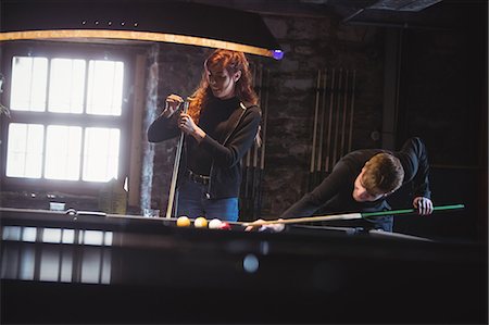 pool party - Young happy couple playing pool in bar Foto de stock - Sin royalties Premium, Código: 6109-08801948