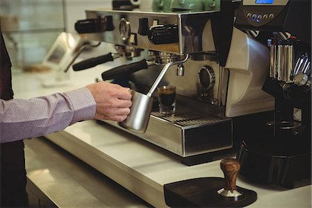 Mid section of man preparing coffee in the coffee shop Stock Photo - Premium Royalty-Free, Code: 6109-08802043