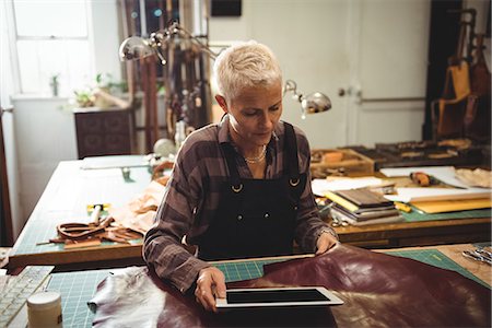 Craftswoman using digital tablet in workshop Foto de stock - Sin royalties Premium, Código: 6109-08802366