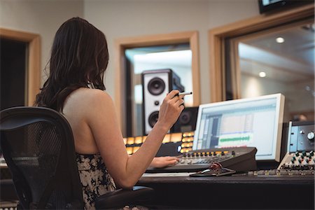 enregistrement - Audio engineer using sound mixer in recording studio Photographie de stock - Premium Libres de Droits, Code: 6109-08802377