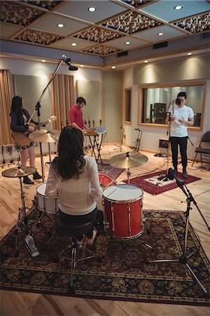 stand (structure for holding objects) - Music band performing in a recording studio Foto de stock - Sin royalties Premium, Código: 6109-08802388