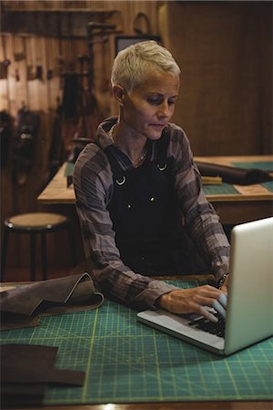 Craftswoman using laptop in workshop Foto de stock - Sin royalties Premium, Código: 6109-08802303