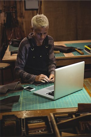 simsearch:614-06973629,k - Woman working with laptop and mobile phone on table in workshop Stockbilder - Premium RF Lizenzfrei, Bildnummer: 6109-08802305